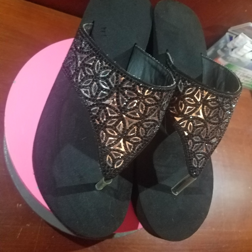 CUTE HEEL FLIP FLOPS!!